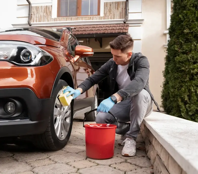 Lavage auto à domicile Héloup : professionnel intervenant sur un véhicule